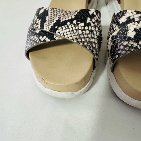 Cole Haan Women's 7B Zerogrand Sandal II Crisscross Soho Snake/Honey Color - Picture 3 of 6